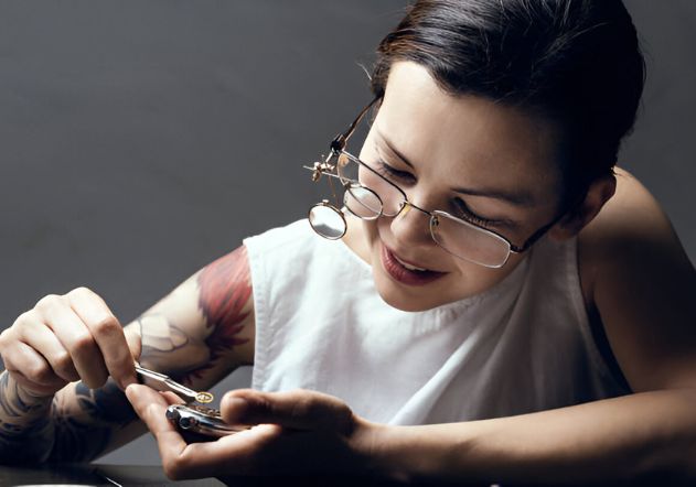 mujer revisando reloj